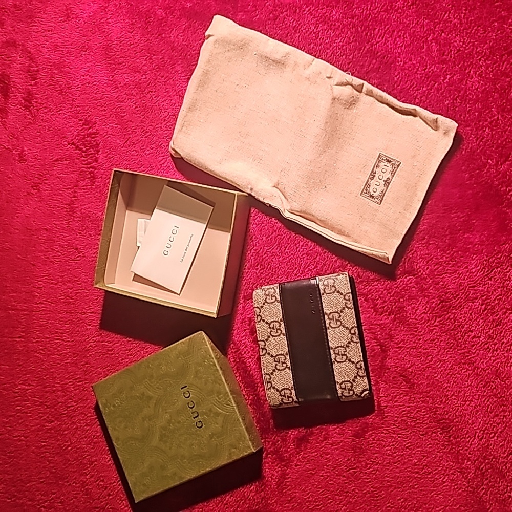 Gucci wallet never used in box with dust cover brown with black strip